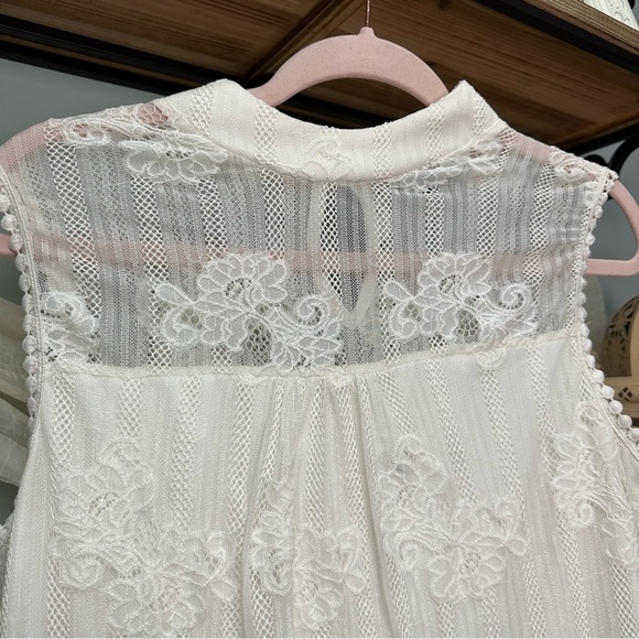 ▫️donated White High Neck Lace Top - Picture 8 of 10